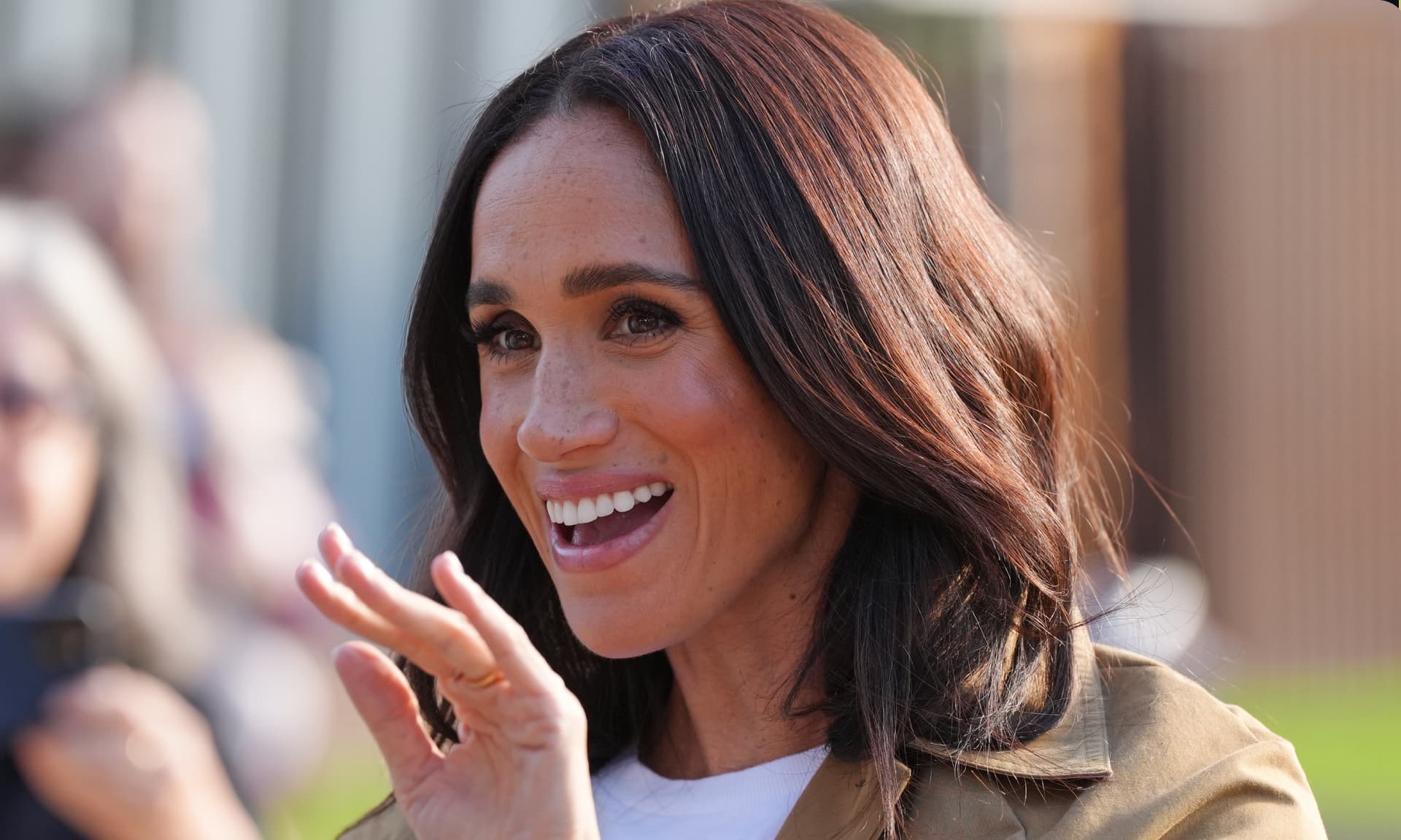 Meghan Markle waving