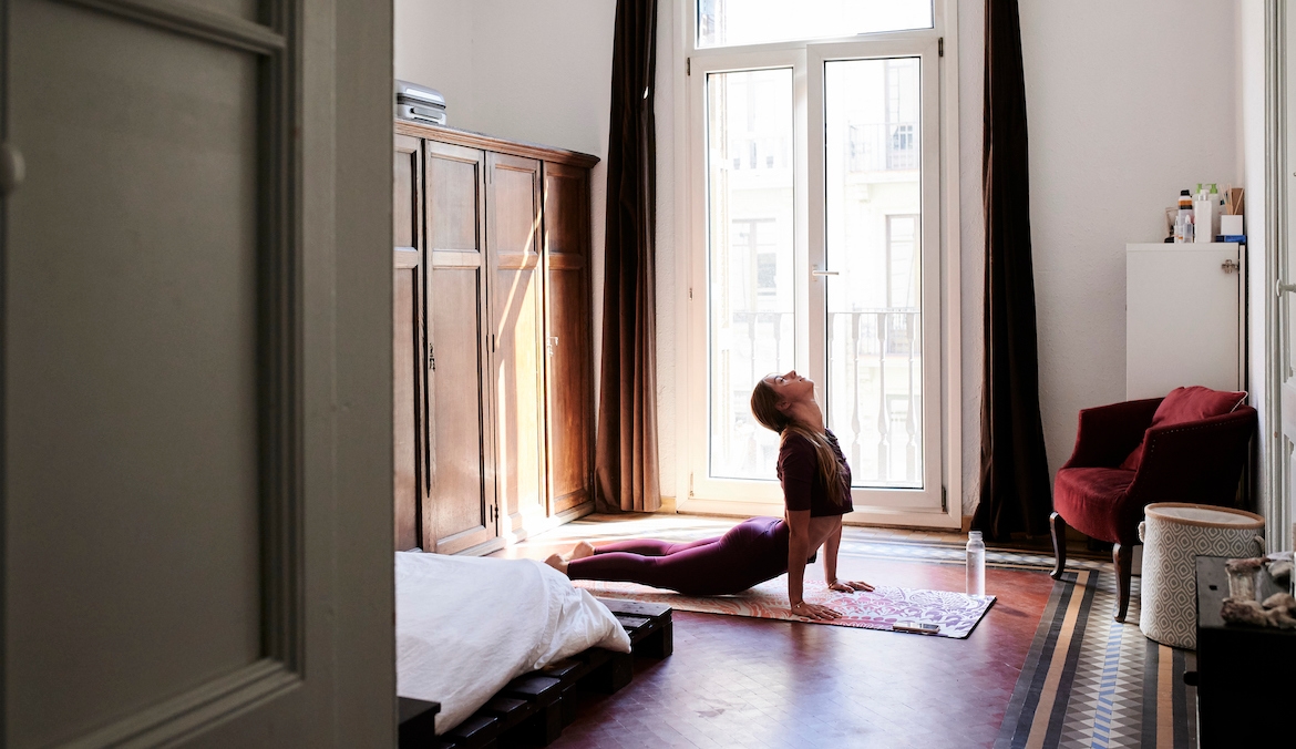 Featured image for Doing a 5-Minute Morning Mobility Routine for 2 Weeks Made My Chronically Stiff Body Looser All Day Long