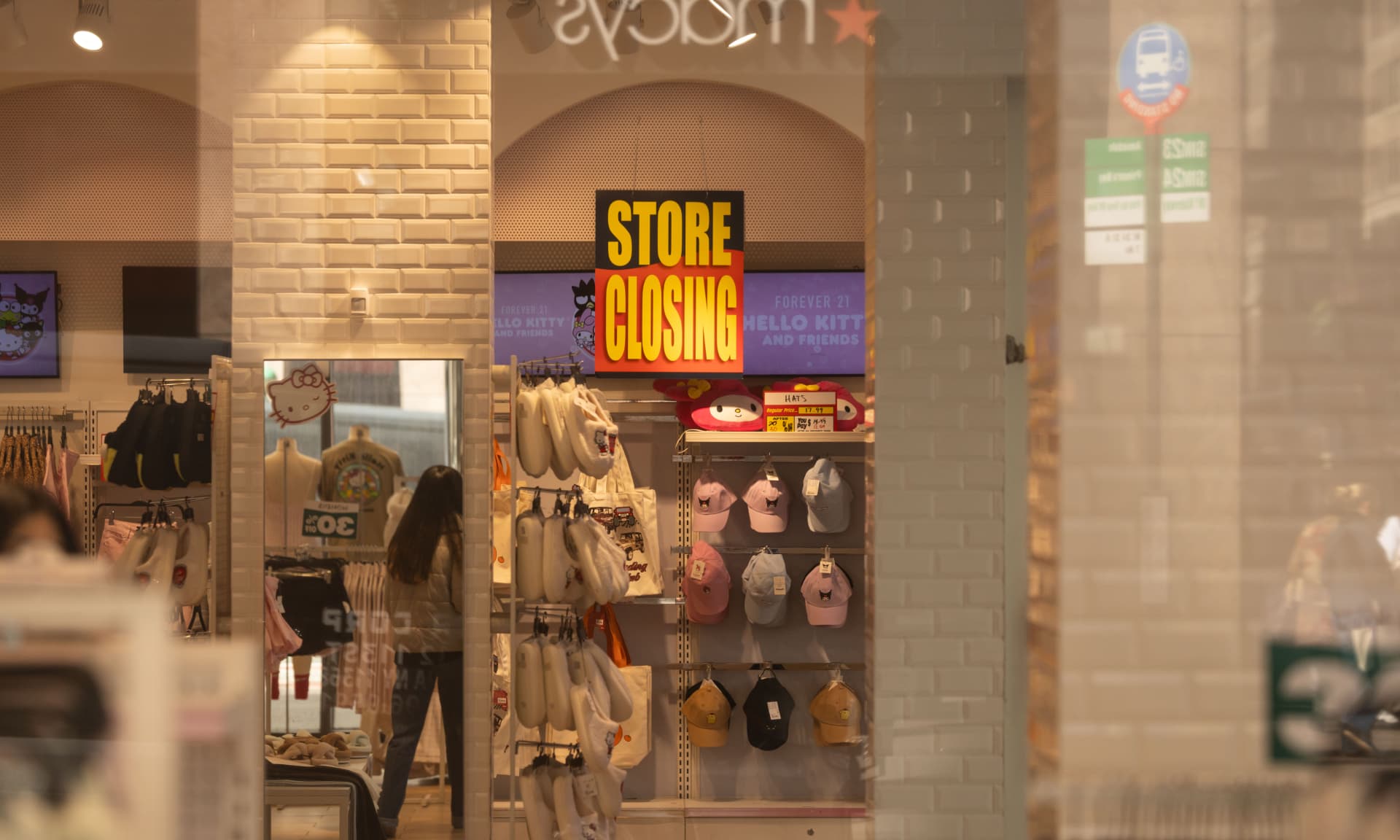 Store closing sign at the mall