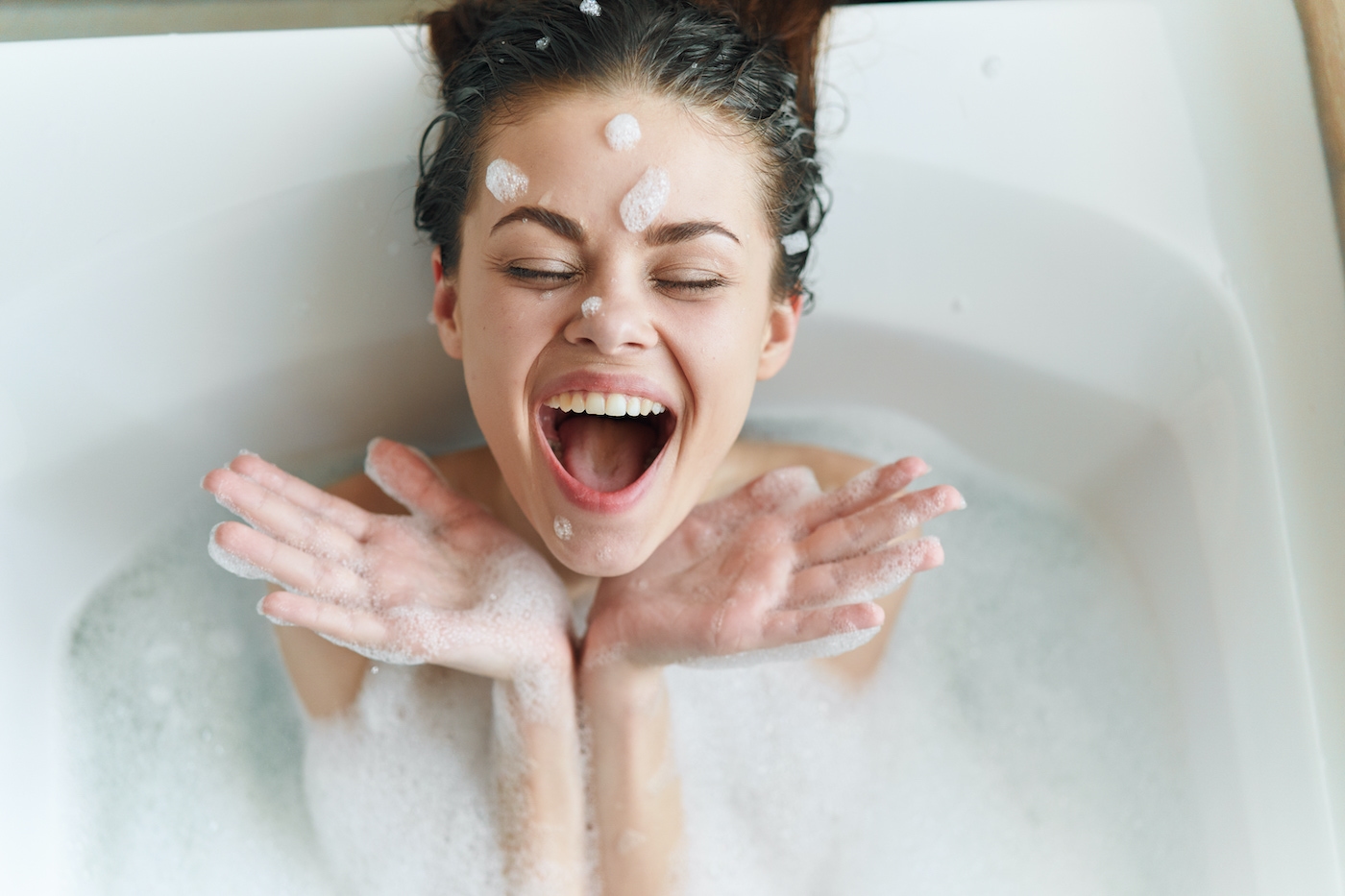 Featured image for 3 Sneaky Ways To Masturbate Quickly When You Have Zero Minutes of Alone Time