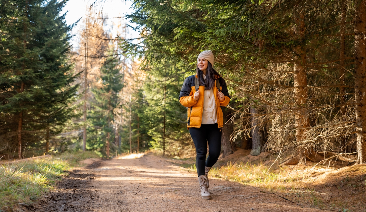 Featured image for 7 Easy Ways To Turn Walking Into a Workout for Your Abs