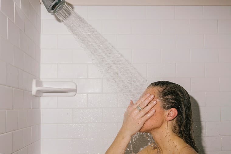wash hair with apple cider vinegar